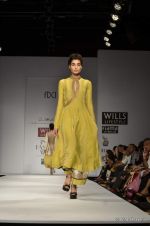 Model walk the ramp for Anand Kabra Show at Wills Lifestyle India Fashion Week 2012 day 1 on 6th Oct 2012 (108).JPG